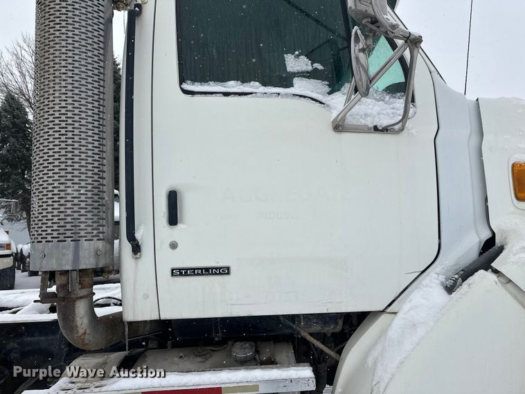 image for item DT6471 2000 Sterling L9500 truck cab and chassis