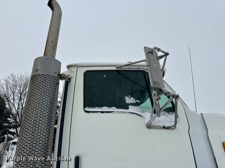 image for item DT6471 2000 Sterling L9500 truck cab and chassis