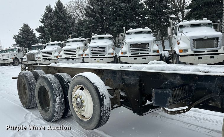 image for item DT6471 2000 Sterling L9500 truck cab and chassis