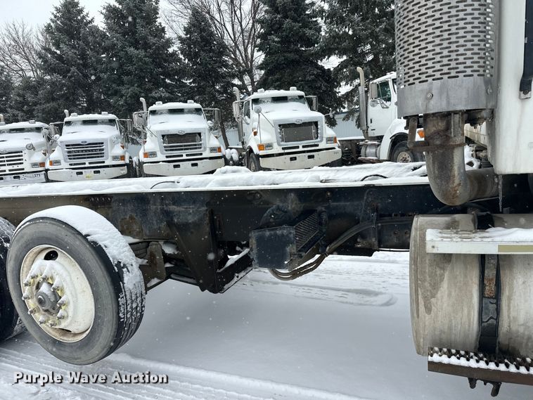 image for item DT6471 2000 Sterling L9500 truck cab and chassis