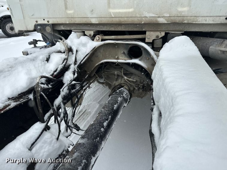 image for item DT6471 2000 Sterling L9500 truck cab and chassis