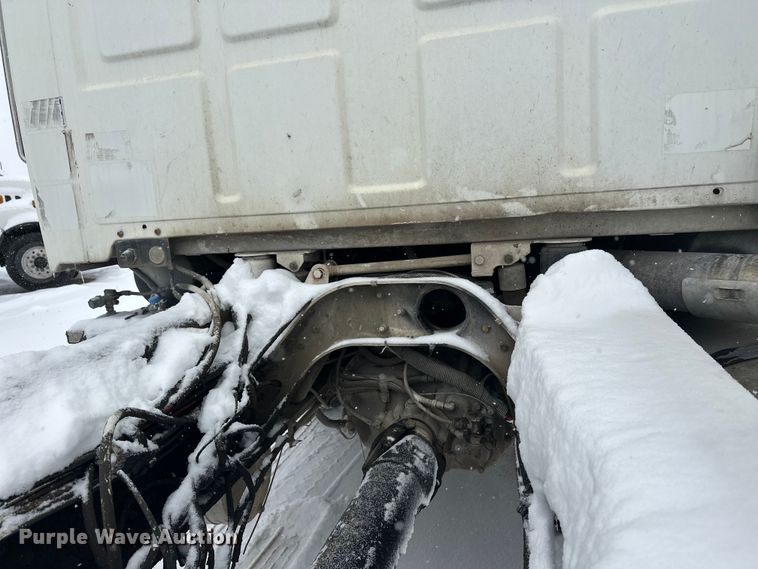 image for item DT6471 2000 Sterling L9500 truck cab and chassis