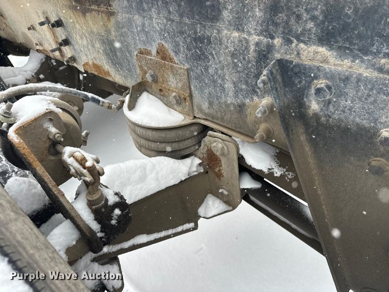 image for item DT6471 2000 Sterling L9500 truck cab and chassis