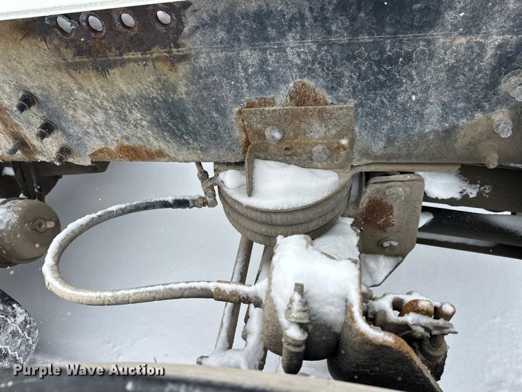 image for item DT6471 2000 Sterling L9500 truck cab and chassis