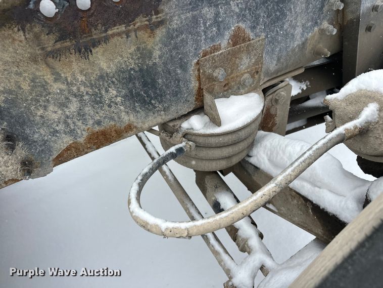 image for item DT6471 2000 Sterling L9500 truck cab and chassis