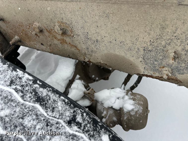 image for item DT6471 2000 Sterling L9500 truck cab and chassis