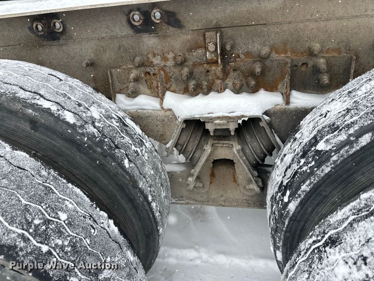 image for item DT6471 2000 Sterling L9500 truck cab and chassis