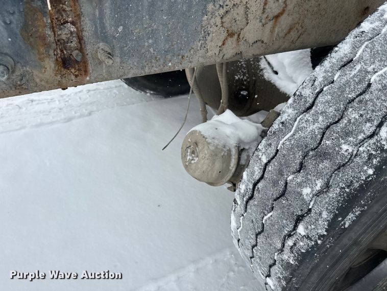 image for item DT6471 2000 Sterling L9500 truck cab and chassis