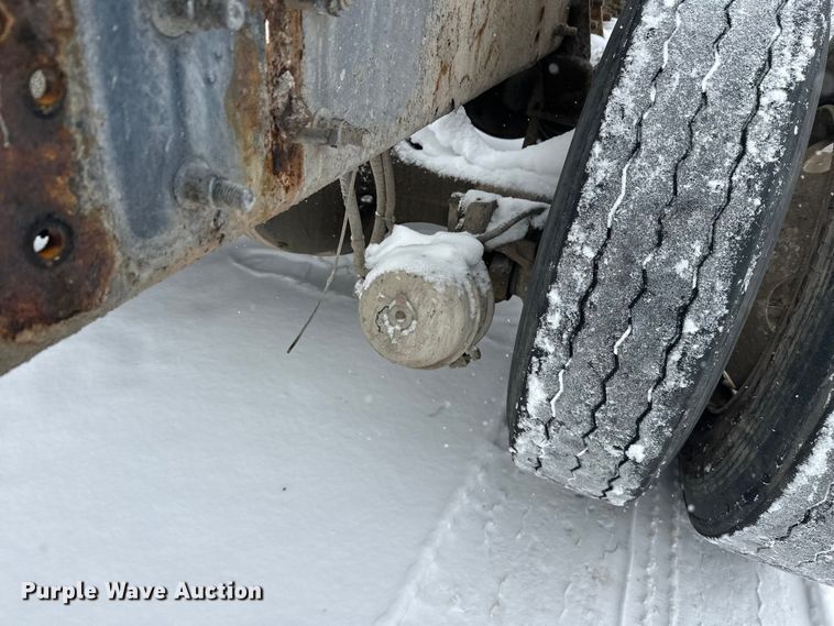 image for item DT6471 2000 Sterling L9500 truck cab and chassis