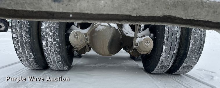 image for item DT6471 2000 Sterling L9500 truck cab and chassis