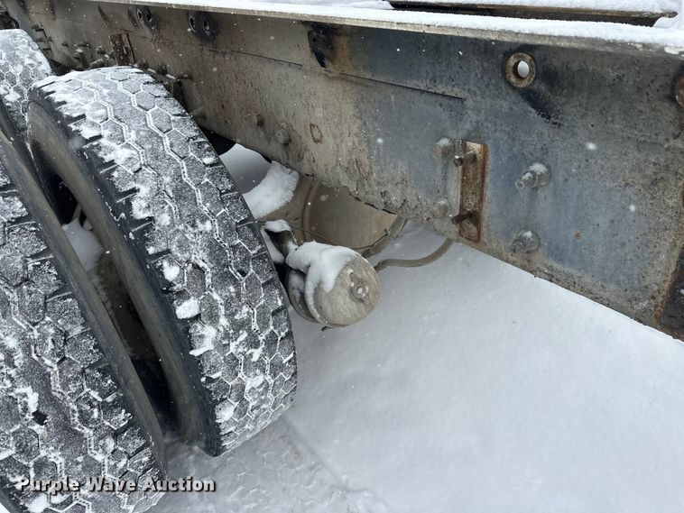 image for item DT6471 2000 Sterling L9500 truck cab and chassis