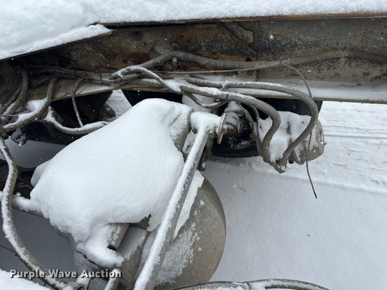 image for item DT6471 2000 Sterling L9500 truck cab and chassis