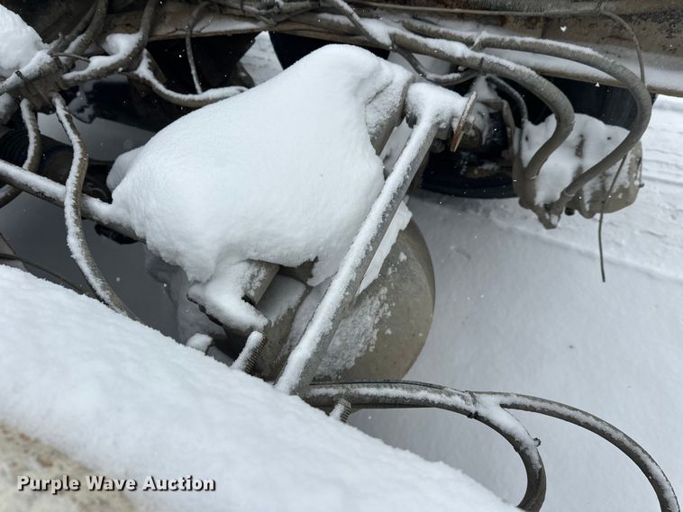 image for item DT6471 2000 Sterling L9500 truck cab and chassis