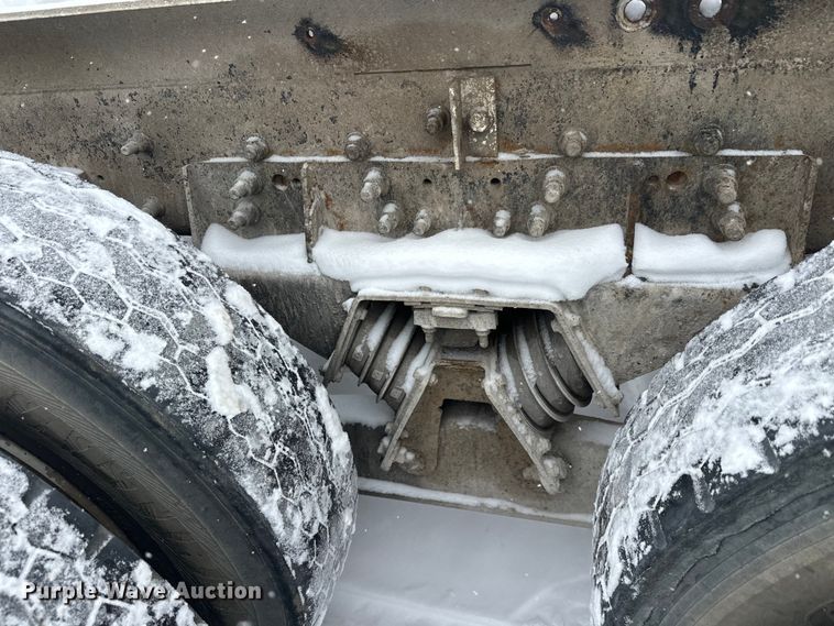 image for item DT6471 2000 Sterling L9500 truck cab and chassis