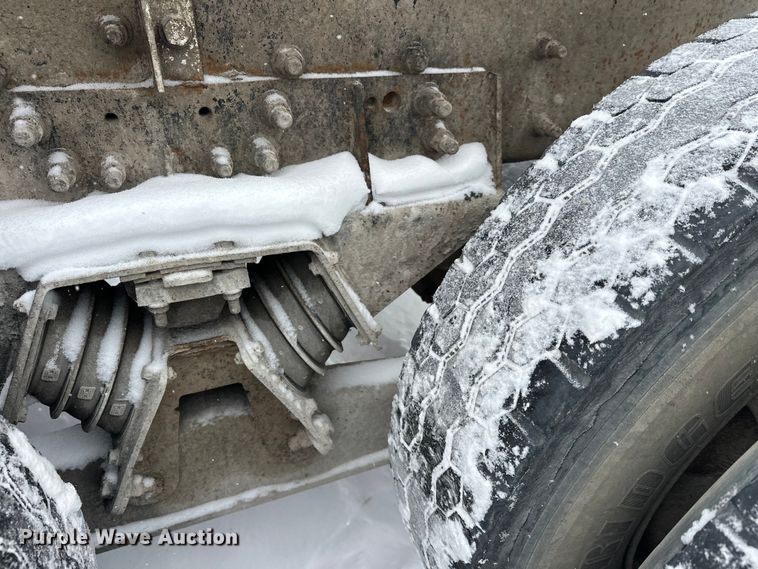 image for item DT6471 2000 Sterling L9500 truck cab and chassis