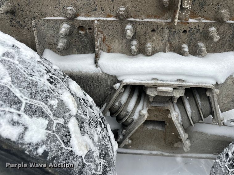 image for item DT6471 2000 Sterling L9500 truck cab and chassis