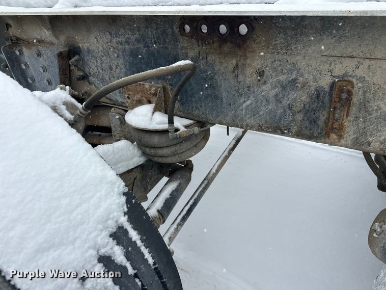 image for item DT6471 2000 Sterling L9500 truck cab and chassis