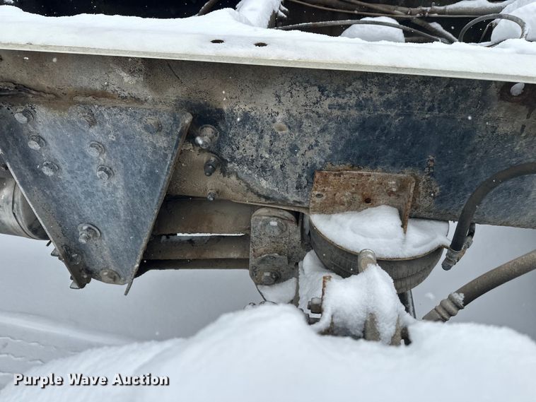 image for item DT6471 2000 Sterling L9500 truck cab and chassis