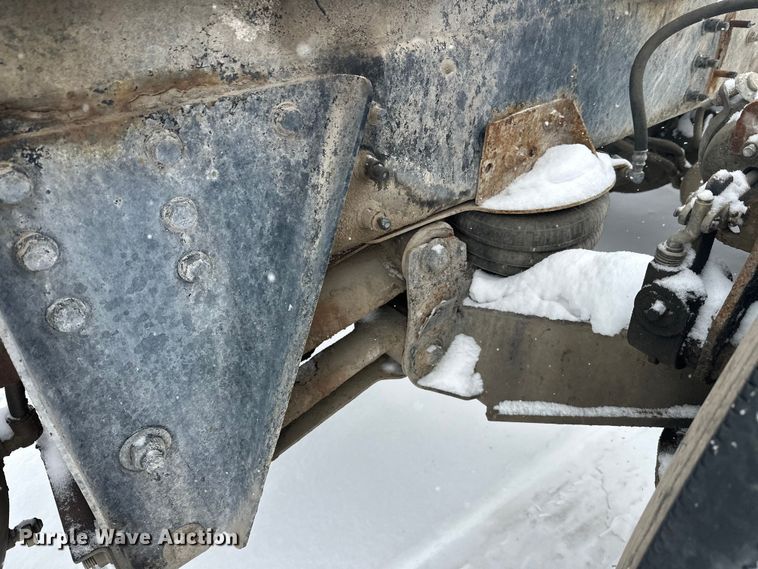 image for item DT6471 2000 Sterling L9500 truck cab and chassis