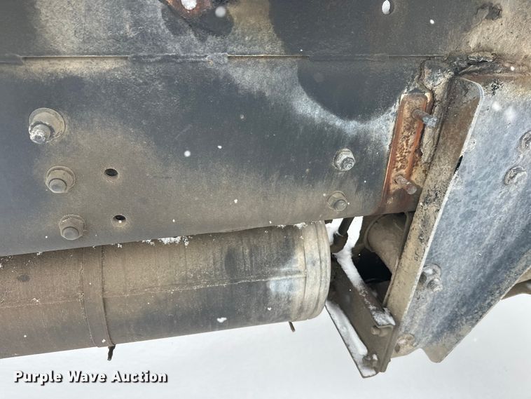 image for item DT6471 2000 Sterling L9500 truck cab and chassis