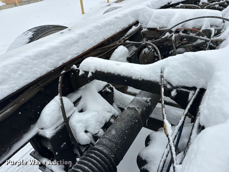 image for item DT6471 2000 Sterling L9500 truck cab and chassis