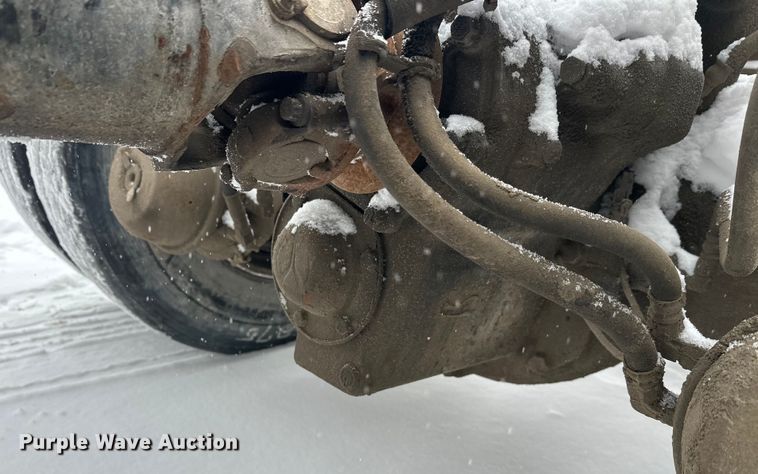 image for item DT6471 2000 Sterling L9500 truck cab and chassis