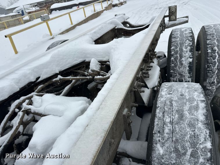 image for item DT6471 2000 Sterling L9500 truck cab and chassis