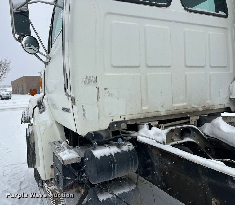 image for item DT6471 2000 Sterling L9500 truck cab and chassis