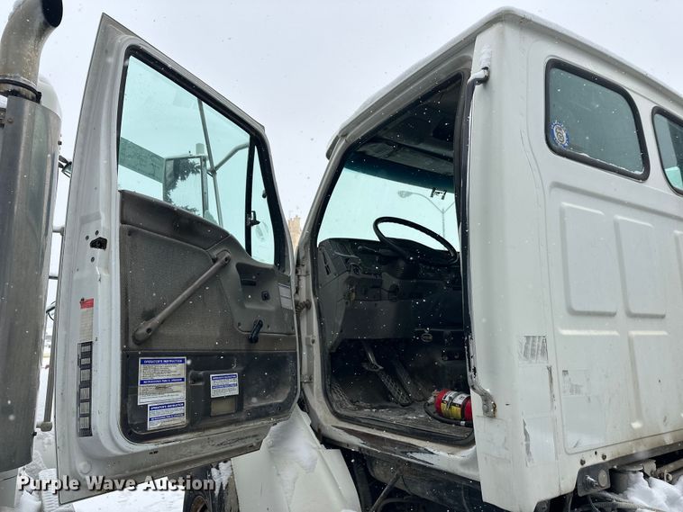 image for item DT6471 2000 Sterling L9500 truck cab and chassis