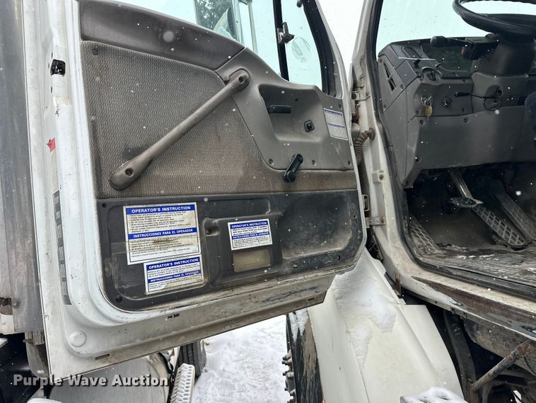 image for item DT6471 2000 Sterling L9500 truck cab and chassis