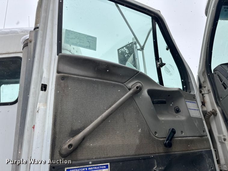 image for item DT6471 2000 Sterling L9500 truck cab and chassis