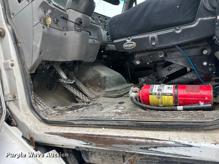 image for item DT6471 2000 Sterling L9500 truck cab and chassis