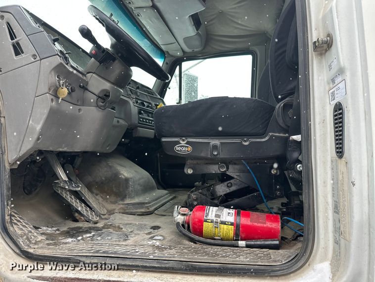 image for item DT6471 2000 Sterling L9500 truck cab and chassis