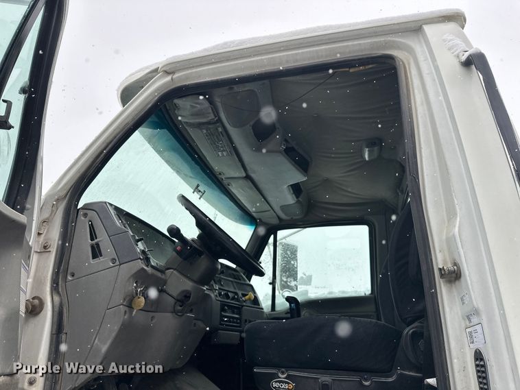 image for item DT6471 2000 Sterling L9500 truck cab and chassis