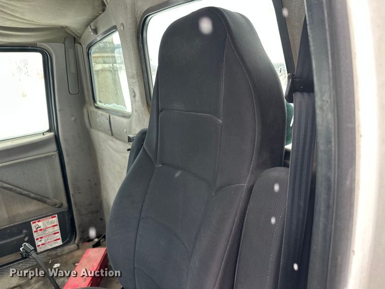 image for item DT6471 2000 Sterling L9500 truck cab and chassis