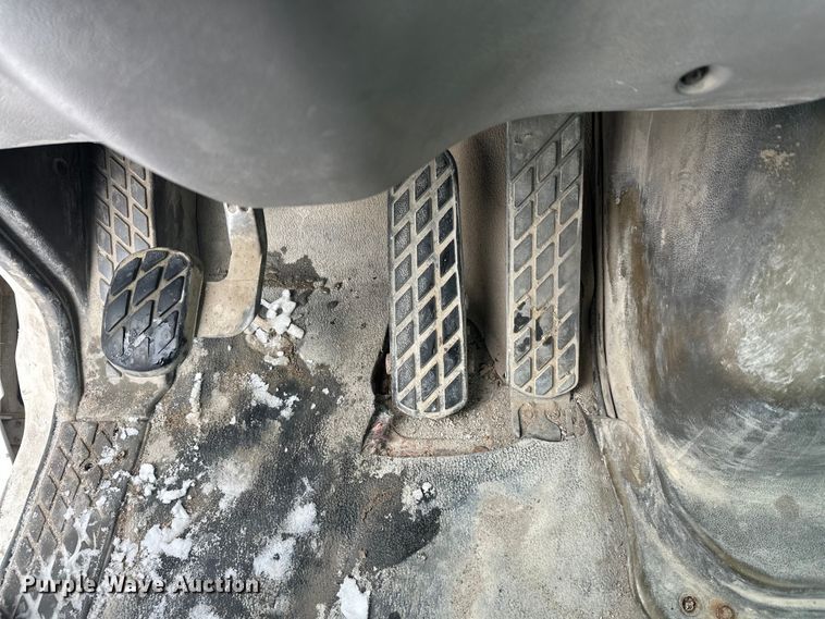 image for item DT6471 2000 Sterling L9500 truck cab and chassis