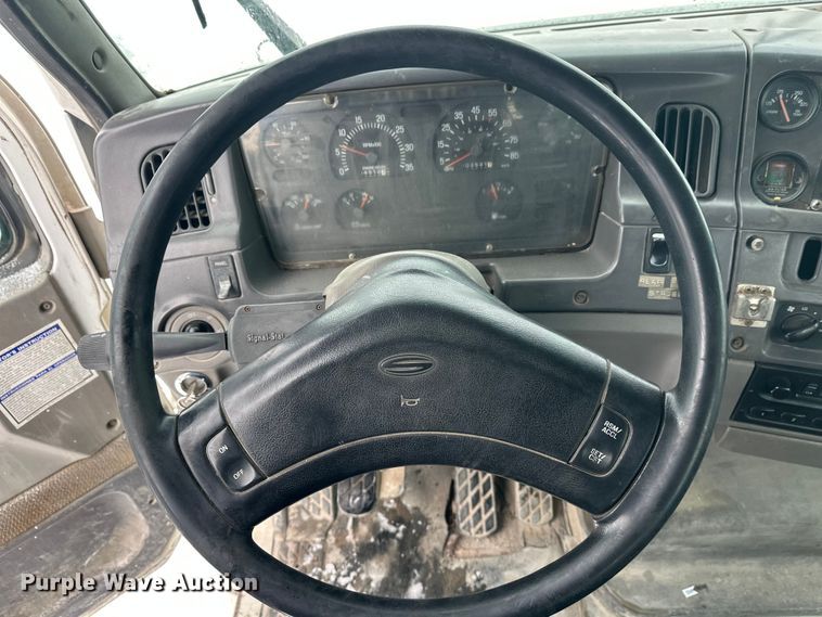 image for item DT6471 2000 Sterling L9500 truck cab and chassis