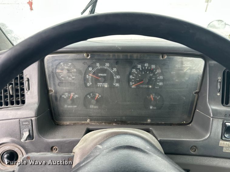 image for item DT6471 2000 Sterling L9500 truck cab and chassis