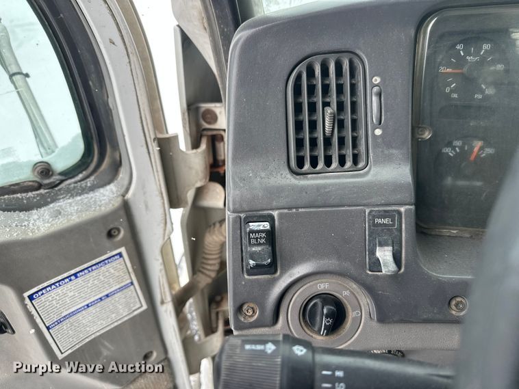 image for item DT6471 2000 Sterling L9500 truck cab and chassis