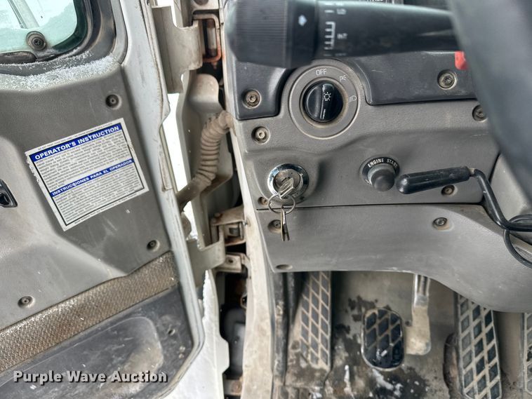 image for item DT6471 2000 Sterling L9500 truck cab and chassis