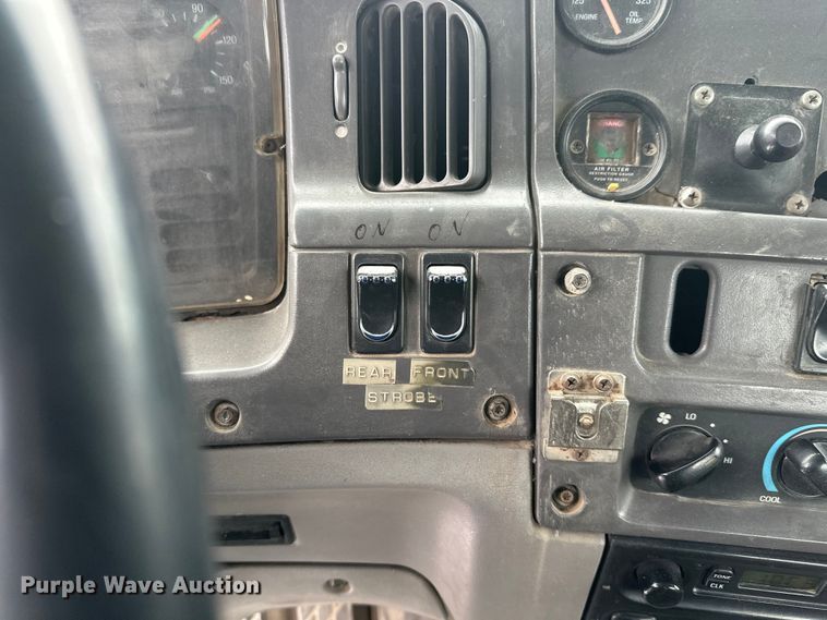 image for item DT6471 2000 Sterling L9500 truck cab and chassis