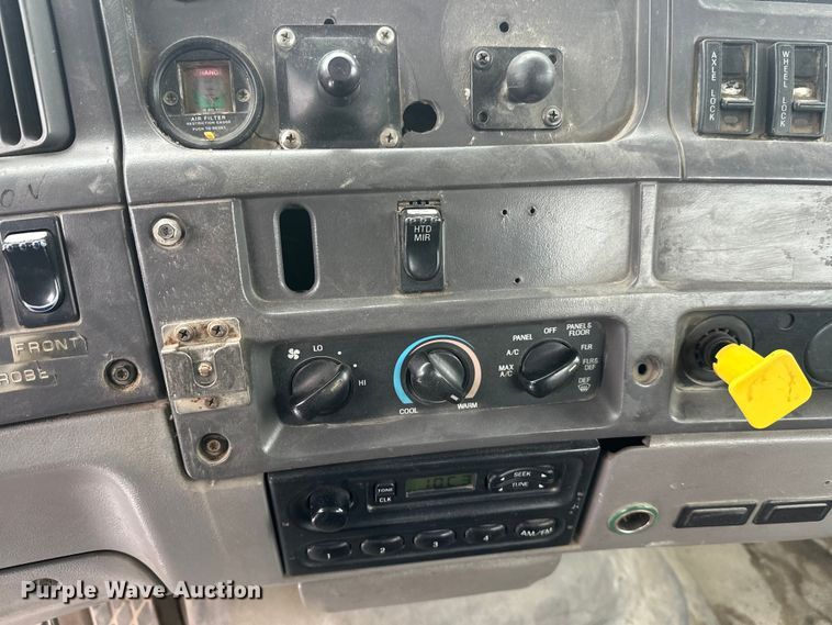 image for item DT6471 2000 Sterling L9500 truck cab and chassis