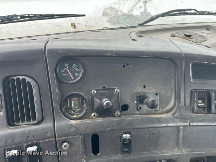 image for item DT6471 2000 Sterling L9500 truck cab and chassis