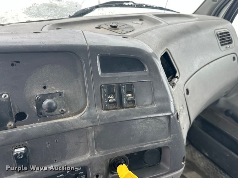 image for item DT6471 2000 Sterling L9500 truck cab and chassis