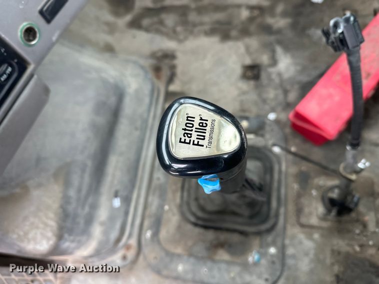 image for item DT6471 2000 Sterling L9500 truck cab and chassis