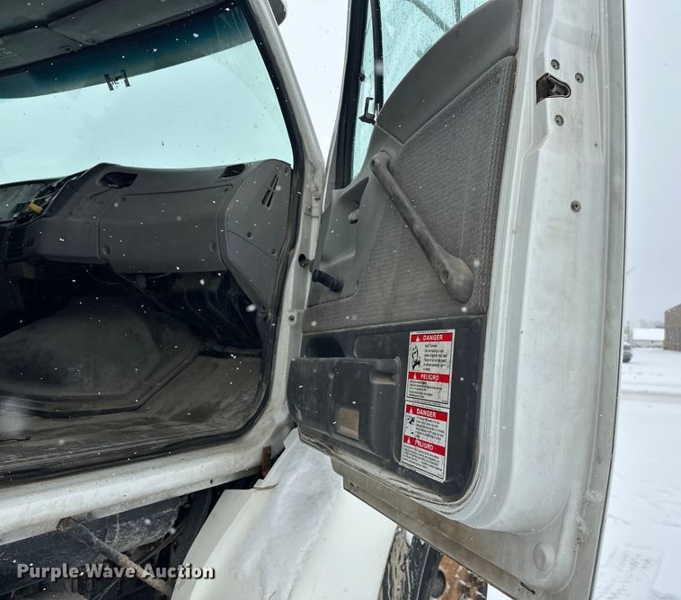 image for item DT6471 2000 Sterling L9500 truck cab and chassis