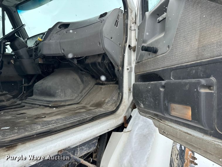 image for item DT6471 2000 Sterling L9500 truck cab and chassis