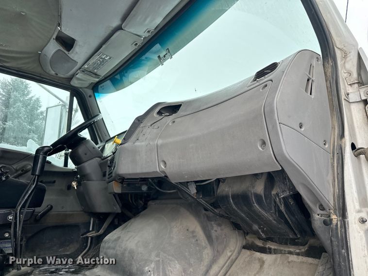 image for item DT6471 2000 Sterling L9500 truck cab and chassis