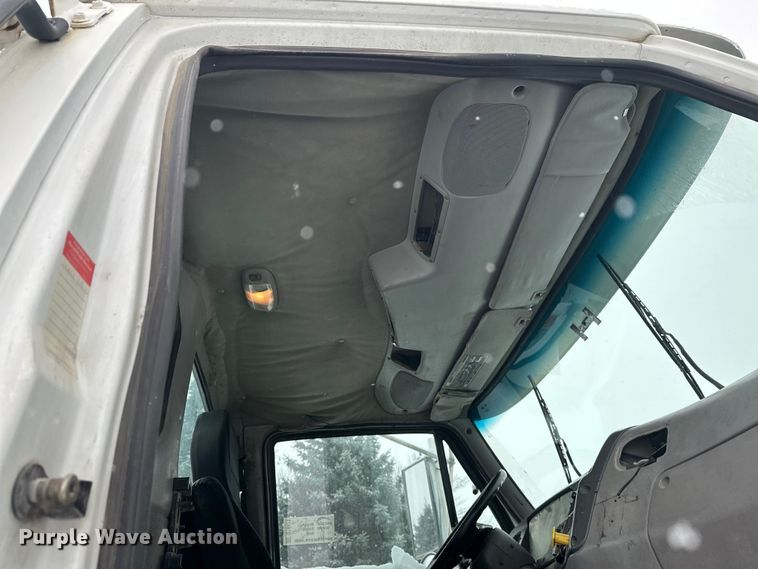 image for item DT6471 2000 Sterling L9500 truck cab and chassis