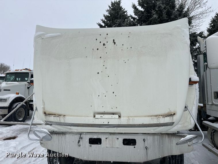 image for item DT6471 2000 Sterling L9500 truck cab and chassis